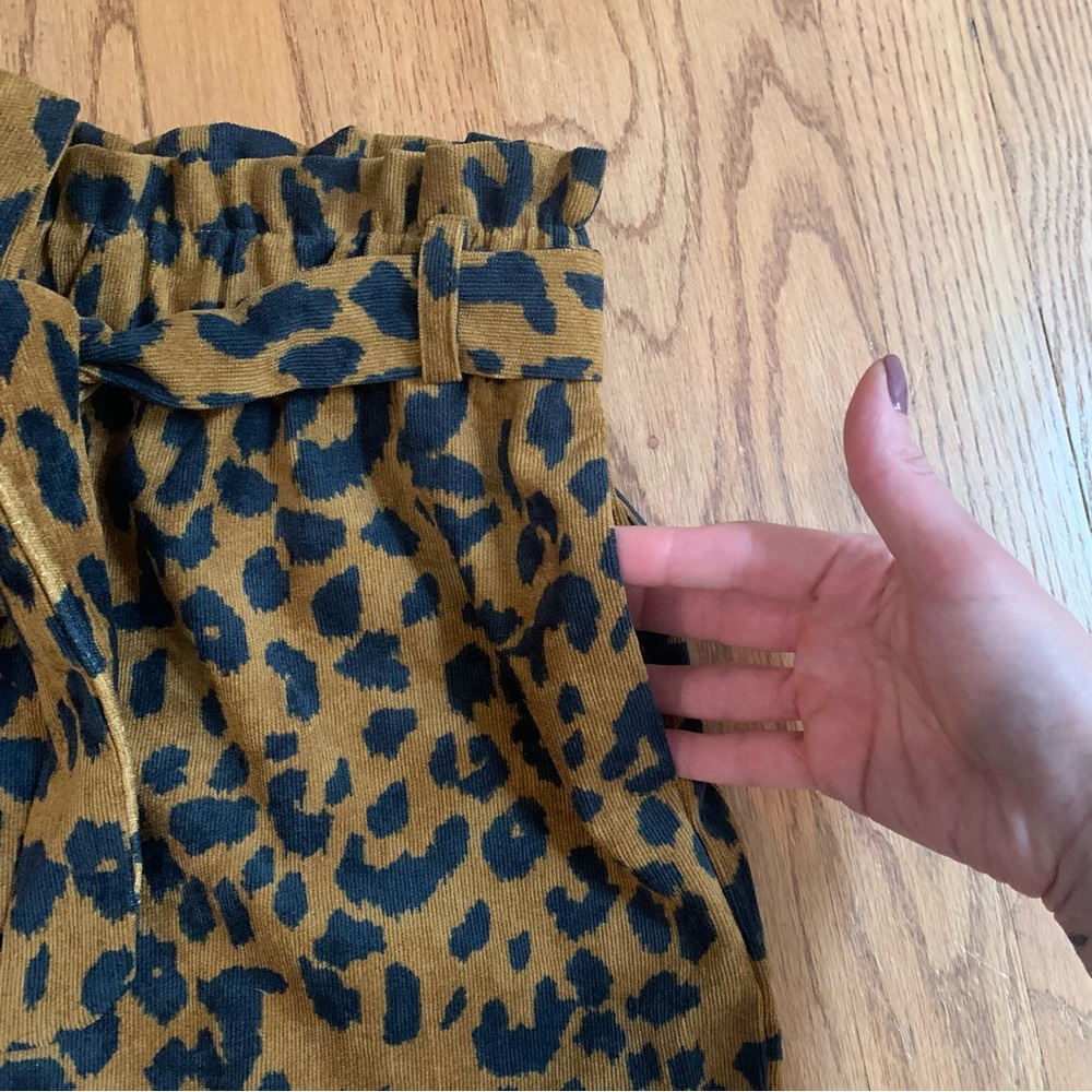 Forever 21 Leopard Print Corduroy Shorts - Size Medium - EUC - Picture 3 of 9